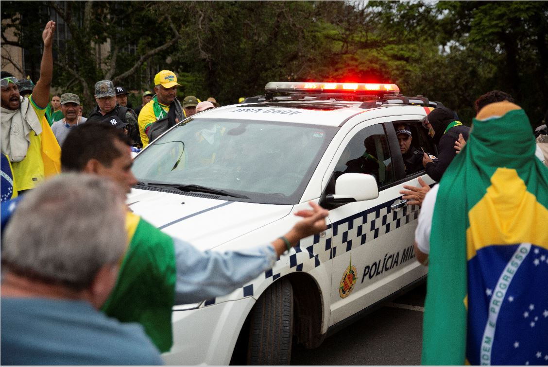 desmobilização no QG Brasília (Foto: Reuters)