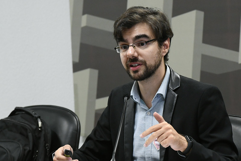 O economista Guilherme Mello em audiência pública no Senado Federal (Foto: Marcos Oliveira/Agência Senado)