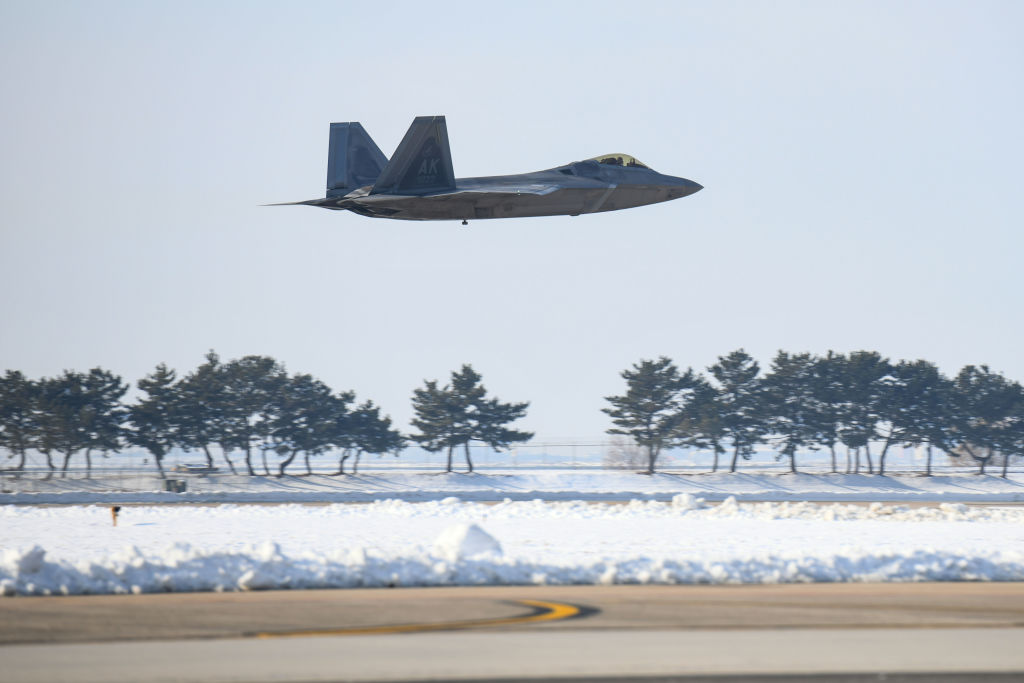 Imagem de arquivo de um caça F-22, o mesmo usado para abater o objeto não-identificado nos céus canadenses (Ministério da Defesa da Coreia do Sul via Getty Images)