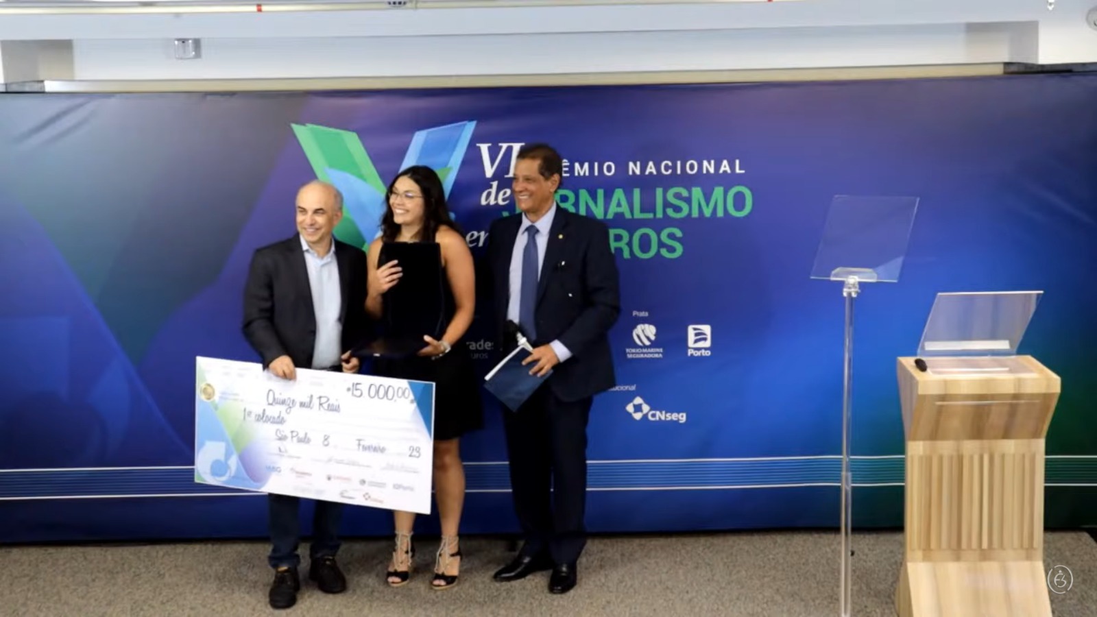 Repórter Giovanna Sutto recebe Prêmio Nacional de Jornalismo em Seguros