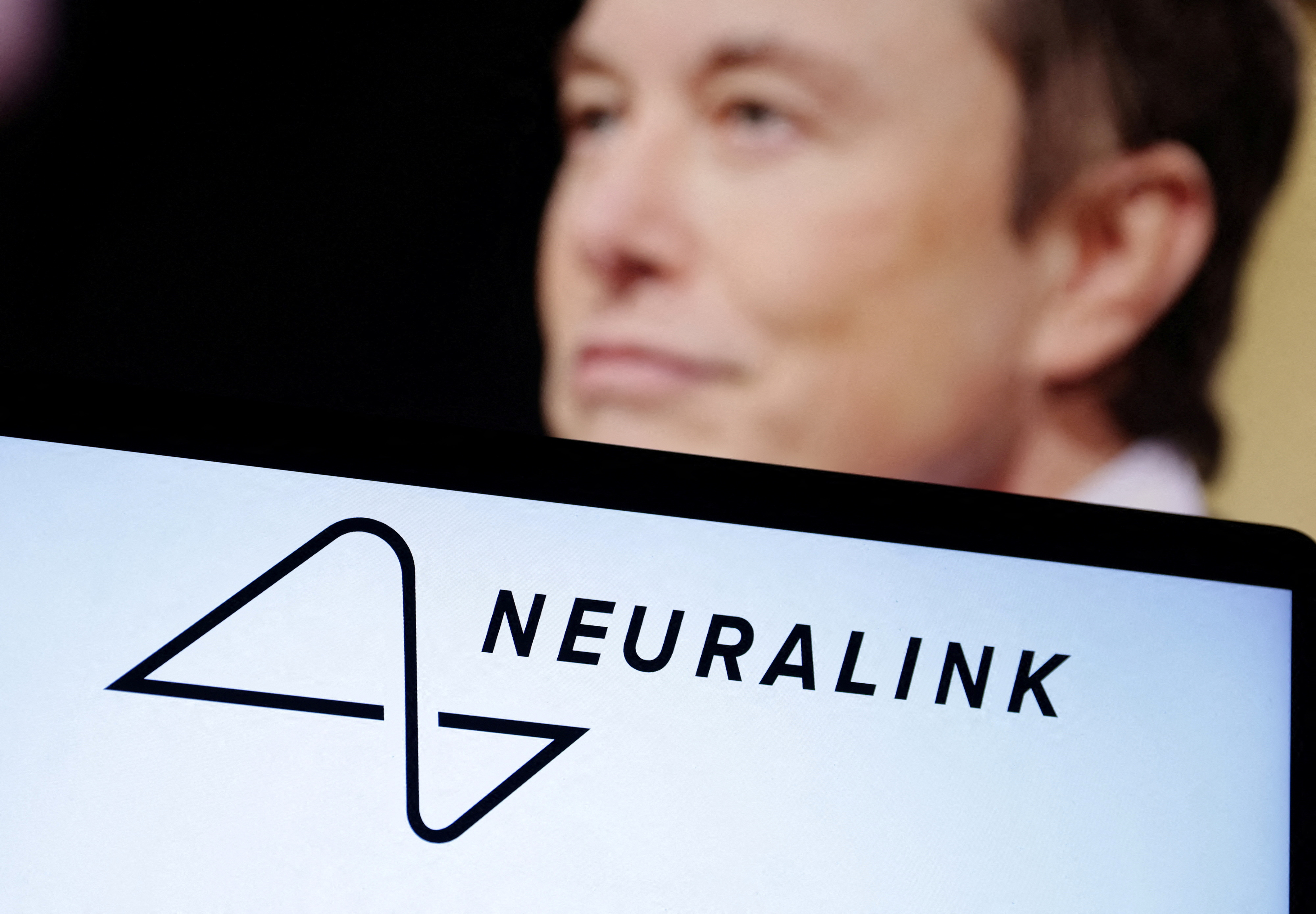 Logo da Neuralink e Elon Musk (Foto: Reuters/Dado Ruvic/Ilustração)