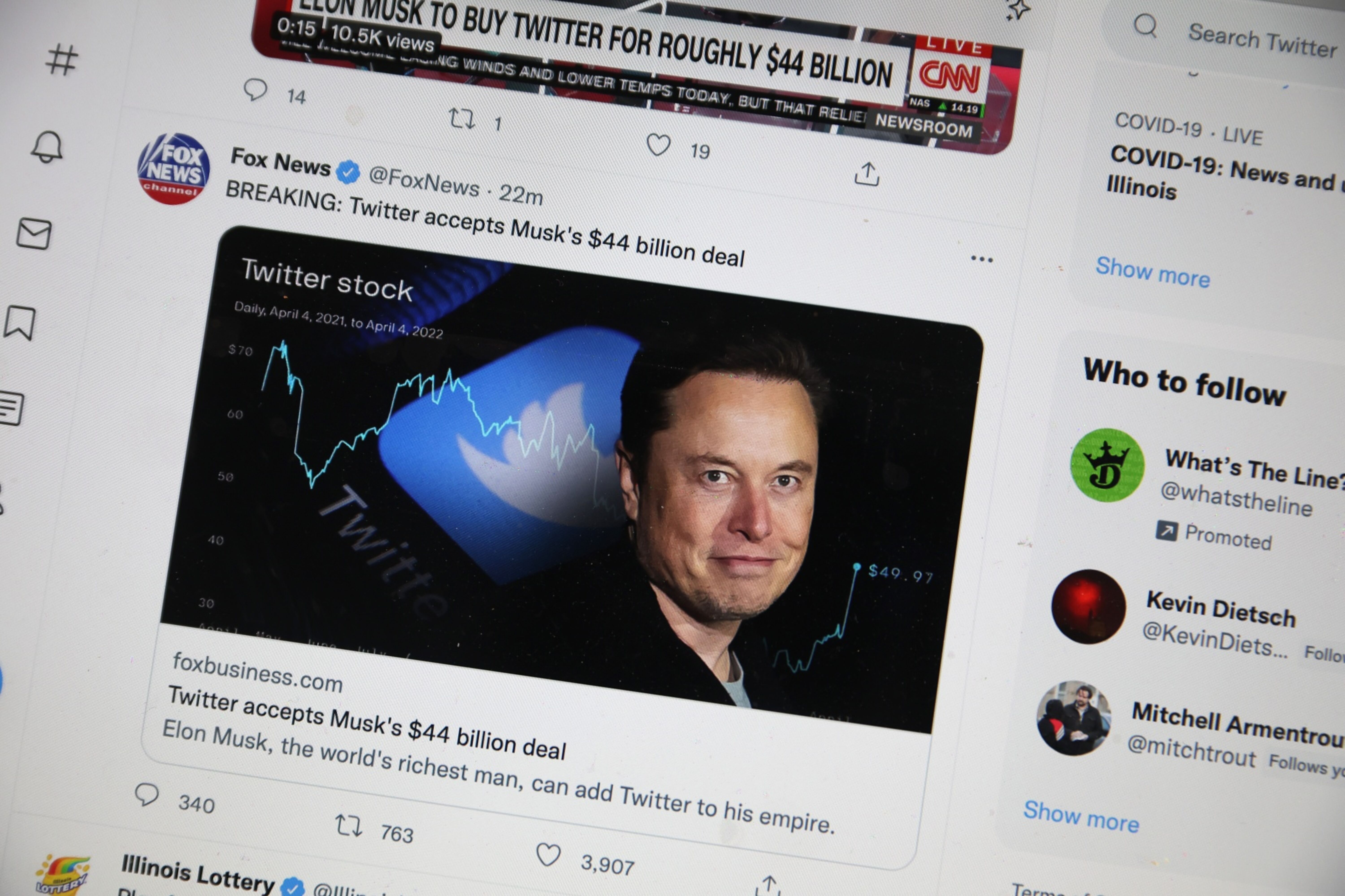 Nesta ilustração fotográfica, notícias sobre a oferta de Elon Musk para aquisição do Twitter são tuitadas em 25 de abril de 2022 em Chicago, Illinois: "Foi anunciado hoje que o Twitter aceitou uma oferta de US$ 44 bilhões de Musk para adquirir a empresa" (Ilustração fotográfica de Scott Olson/Getty Images/Bloomberg)