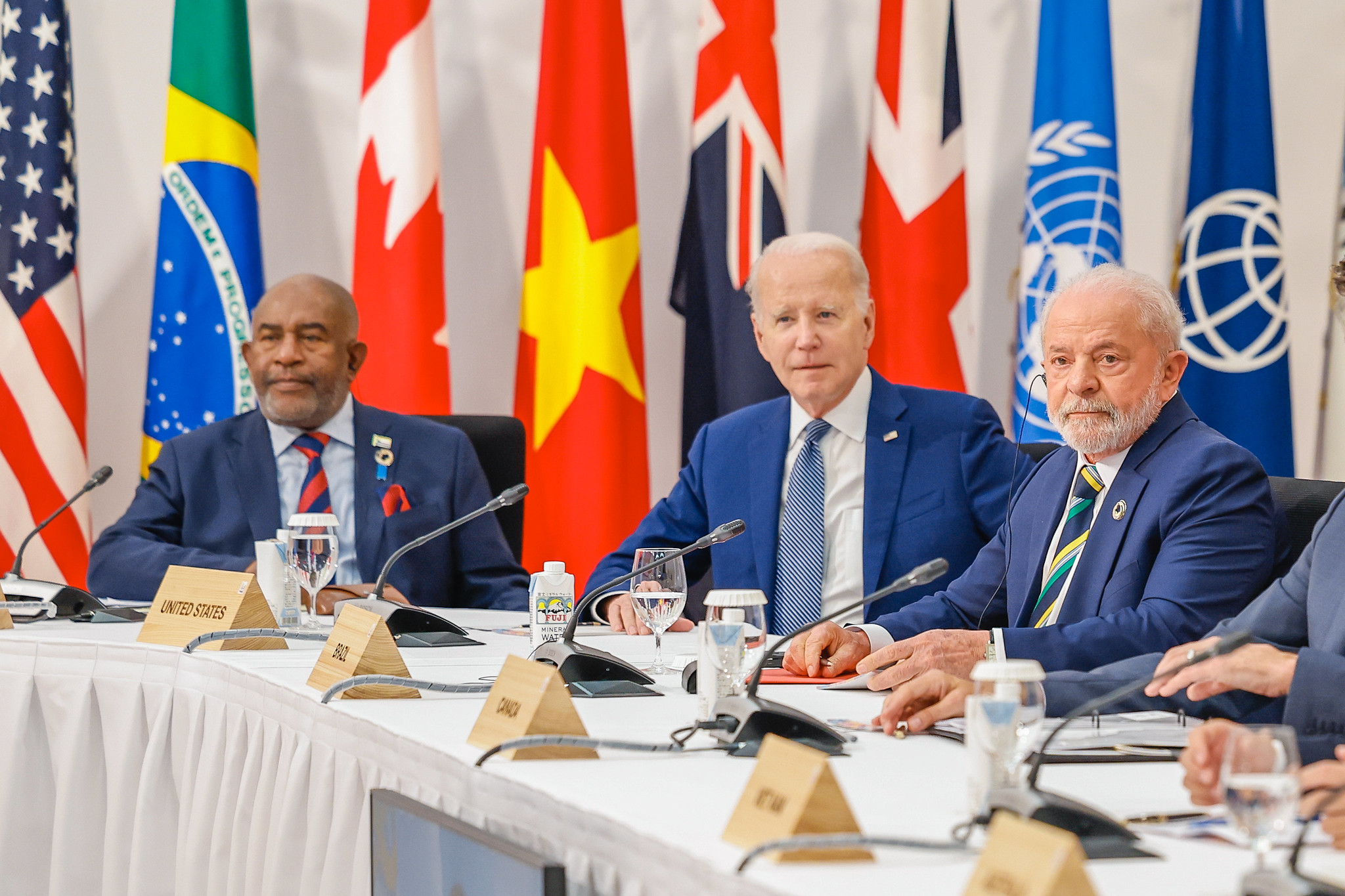 O presidente do Brasil, Luiz Inácio Lula da Silva (PT), ao lado do presidente dos Estados Unidos, Joe Biden, durante sessão de trabalho do G7 no Japão (Foto: Ricardo Stuckert/Presidência da República)