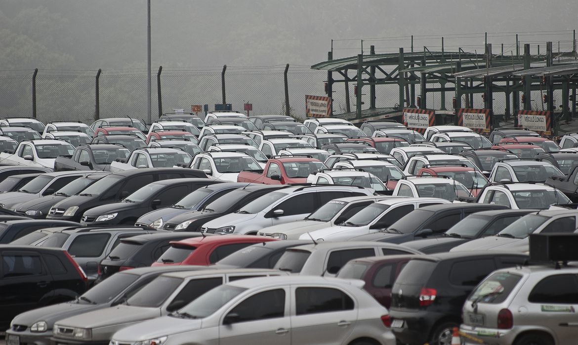 Carros em pátio de montadora em São Bernardo do Campo, no Grande ABC (Foto: Marcelo Camargo/Agência Brasil)