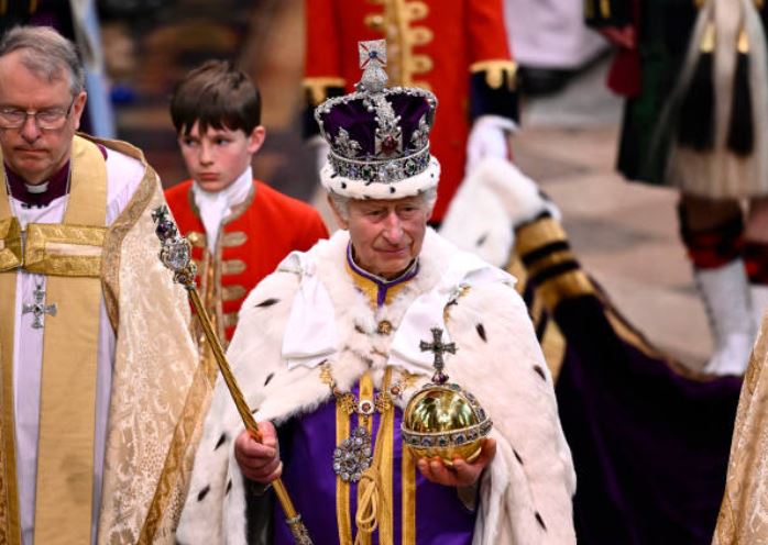 Charles sendo coroado como rei (Foto: Gareth Cattermole/Getty Images)