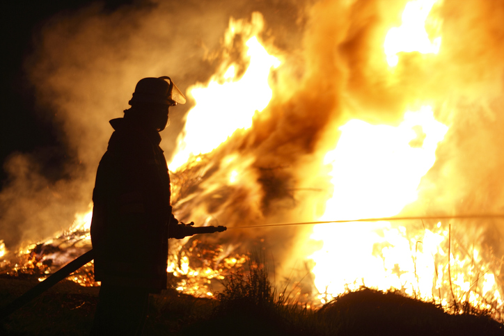 Bombeiro contendo incêndio (Foto: Getty Images)