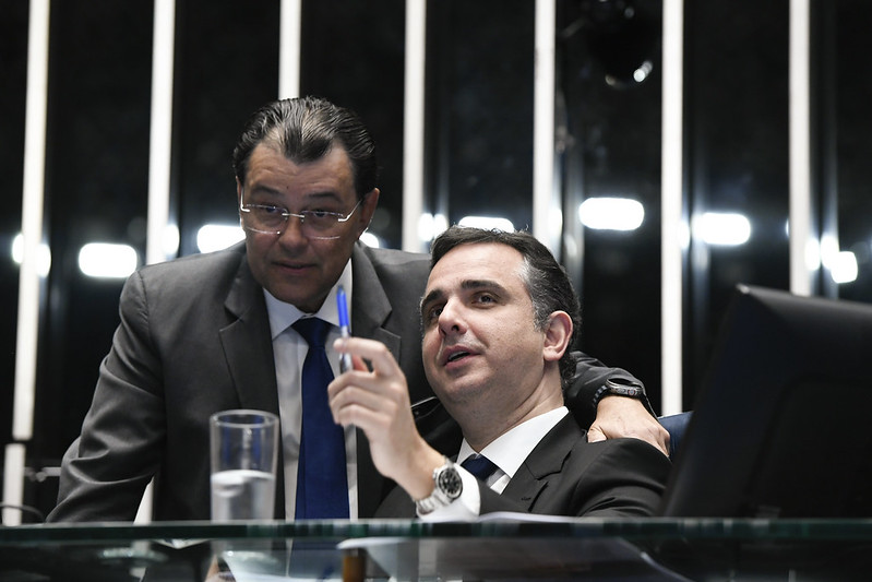 O senador Eduardo Braga (MDB-AM) ao lado do presidente do Senado Federal, Rodrigo Pacheco (PSD-MG), no plenário do Senado Federal (Foto: Roque de Sá/Agência Senado)