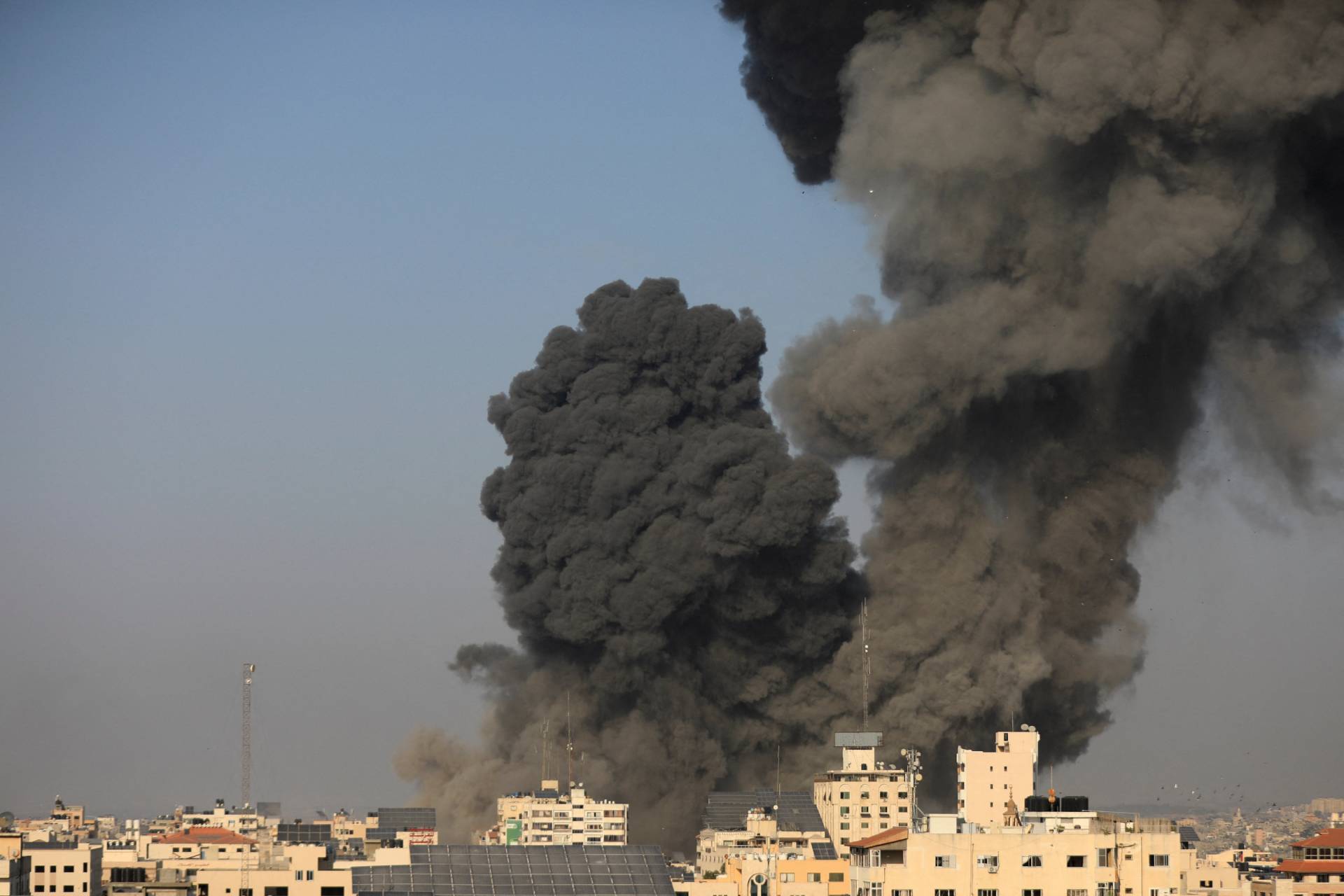 Vista de Gaza após um ataque israelense (Yasser Qudih/Reuters)