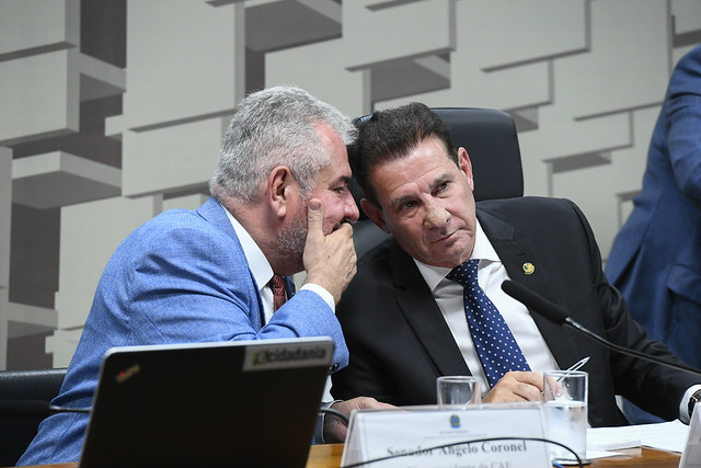 Senadores Angelo Coronel e Vanderlan Cardoso, durante sessão da CAE. Foto: Agência Senado