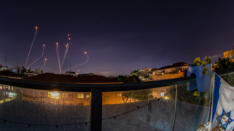 Interceptações de foguetes Iron Dome  do Hamas - Sul de Israel - Ataque noturno na cidade de Ashdod (Foto: Getty Images)