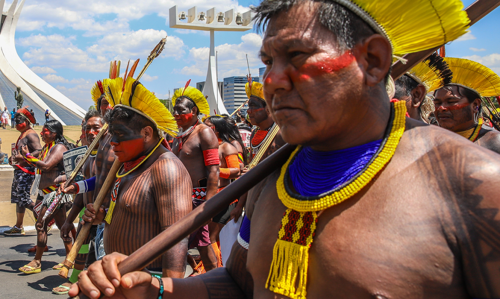 Indígenas em frente à Catedral de Brasília (Foto: Agência Câmara)