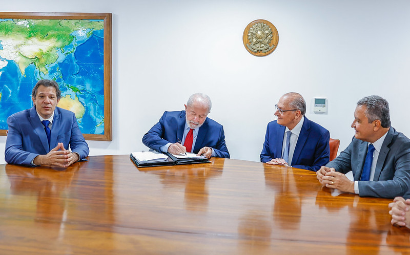 O presidente Luiz Inácio Lula da Silva (PT) se reúne com os ministros da Fazenda, Fernando Haddad (PT), da Casa Civil da Presidência da República, Rui Costa (PT), e do Desenvolvimento, Indústria, Comércio e Serviços, o vice-presidente Geraldo Alckmin (PSB) no Palácio do Planalto (Foto: Ricardo Stuckert/PR)