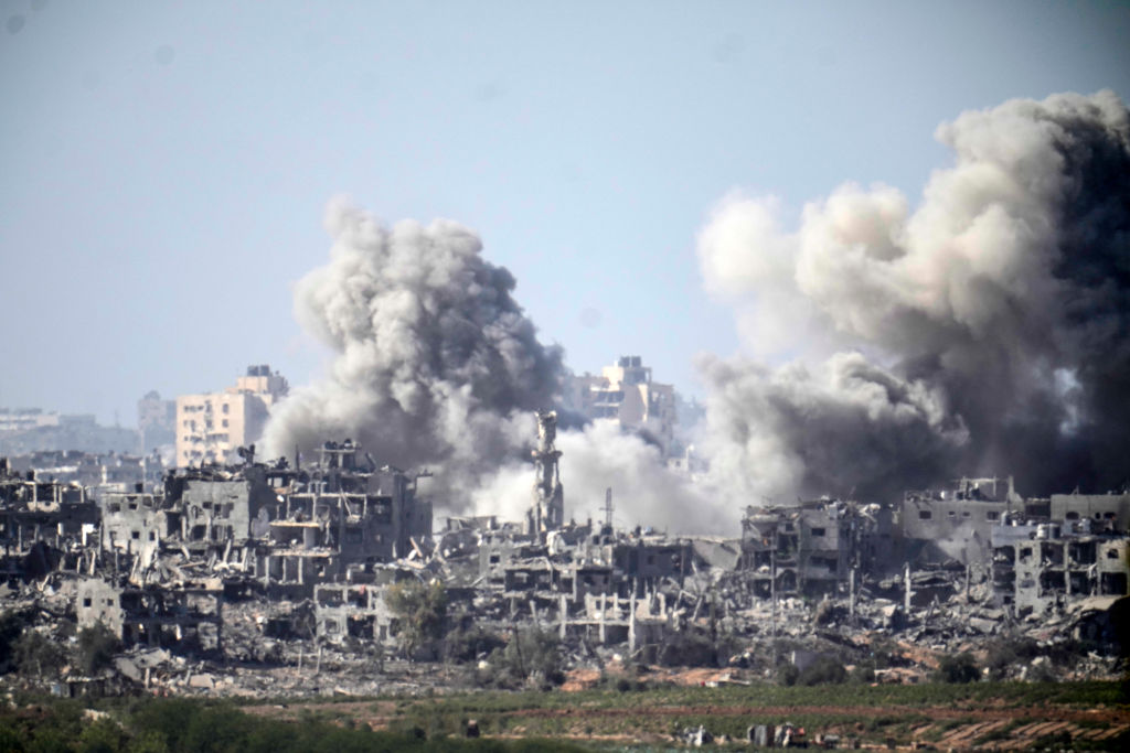 Uma nuvem de fumaça segue um ataque aéreo israelense na parte norte da Faixa de Gaza enquanto Israel continua seu bombardeio e ofensiva terrestre, em 9 de novembro de 2023, visto de Sderot, Israel (Christopher Furlong/Getty Images)