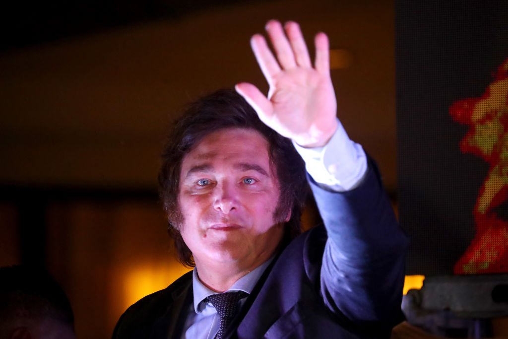 Recém-eleito presidente da Argentina, Javier Milei cumprimenta os apoiadores após o segundo turno presidencial em 19 de novembro de 2023 em Buenos Aires, Argentina (Marcos Brindicci/Getty Images)