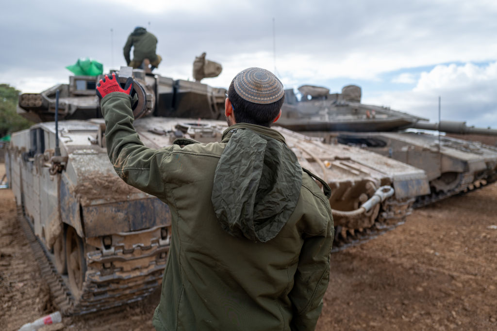 Membros das Forças de Defesa de Israel trabalham em uma área de espera perto da fronteira de Gaza (Spencer Platt/Getty Images)