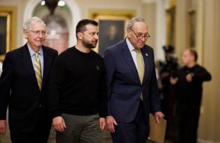 Chuck Schumer, à direita, Volodymyr Zelenskiy e Mitch McConnell, à esquerda, no Capitólio dos EUA em Washington, DC, em 12 de dezembro (Bloomberg)